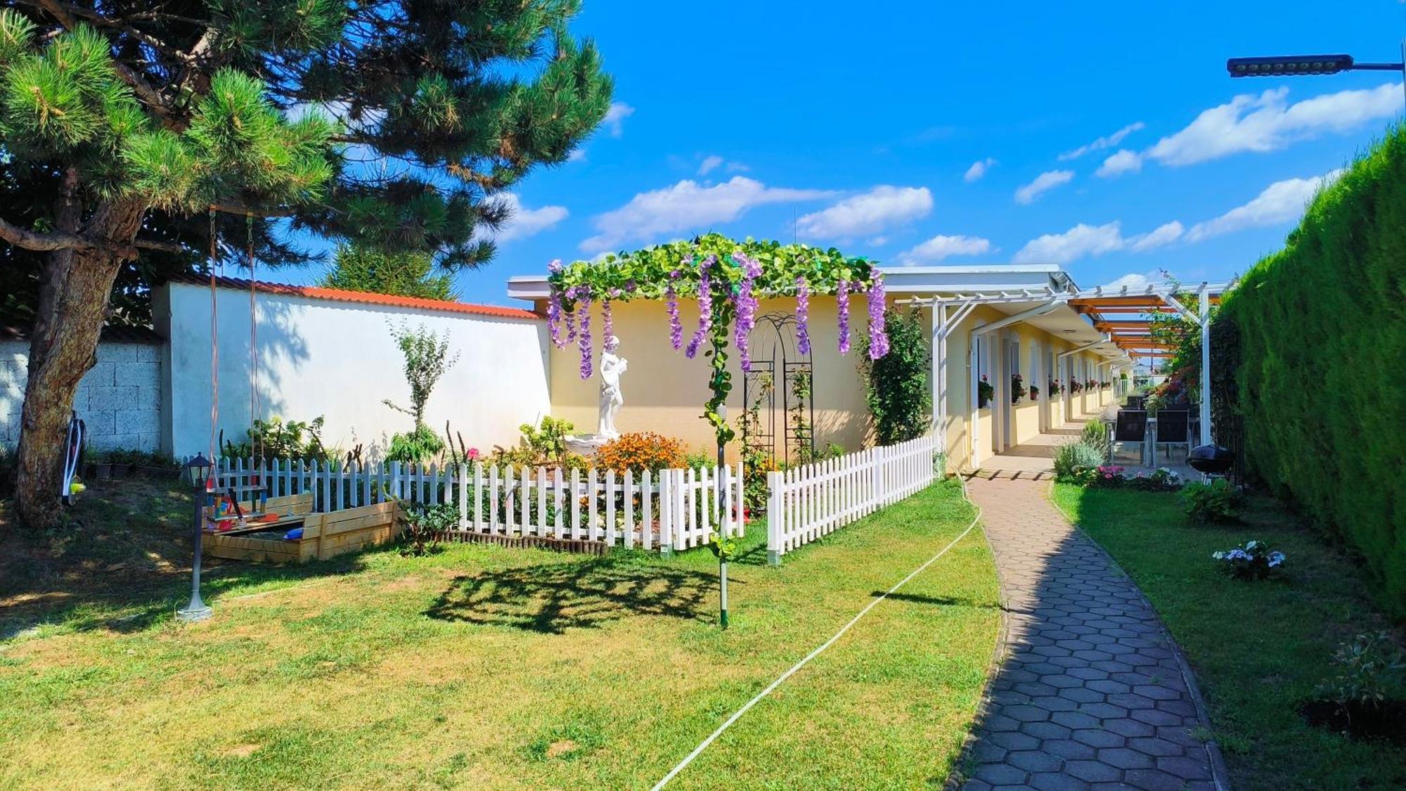Cozy Room With Garden In Bratislava Exterior foto